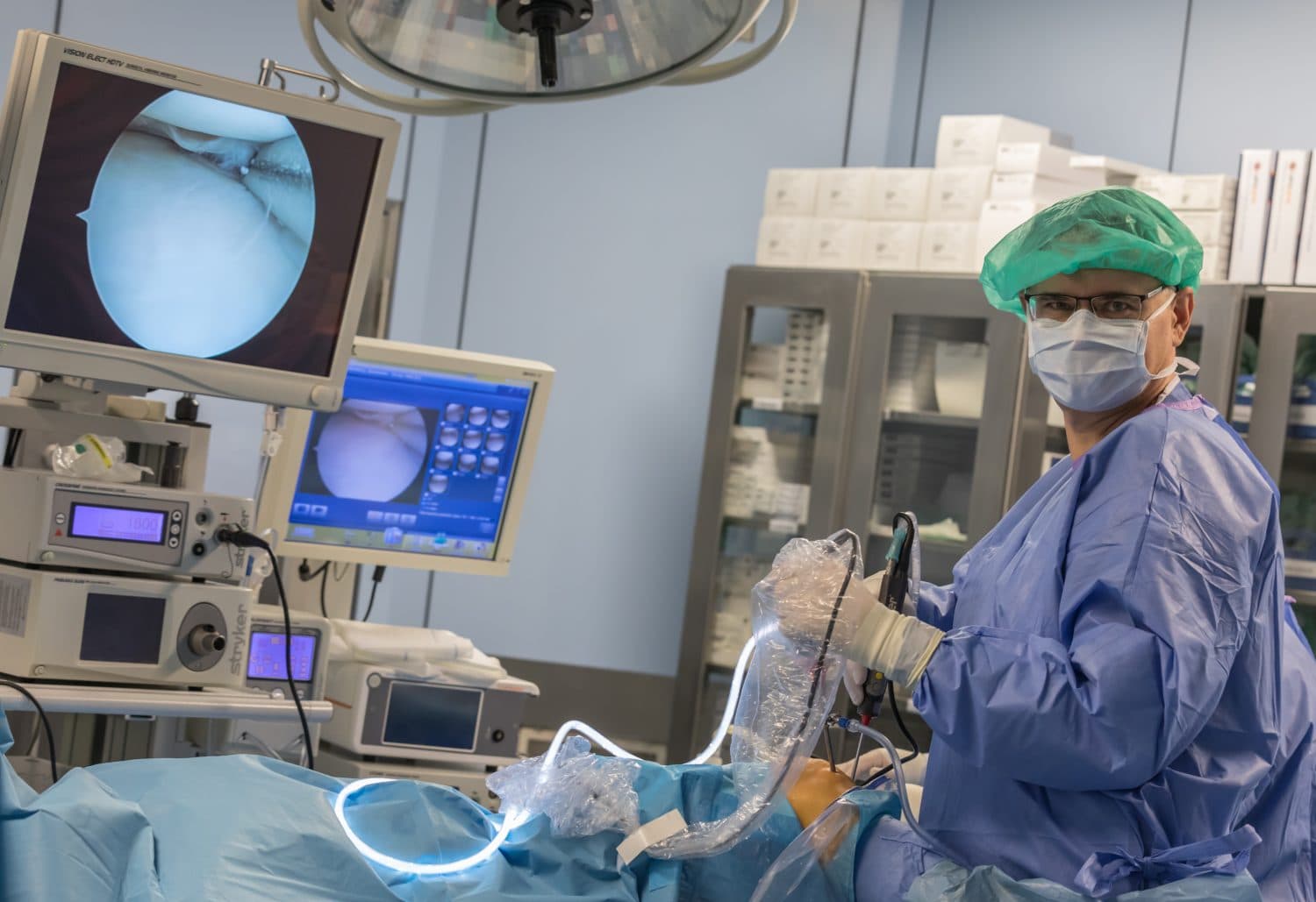 Zabieg artroskopowy z monitorem